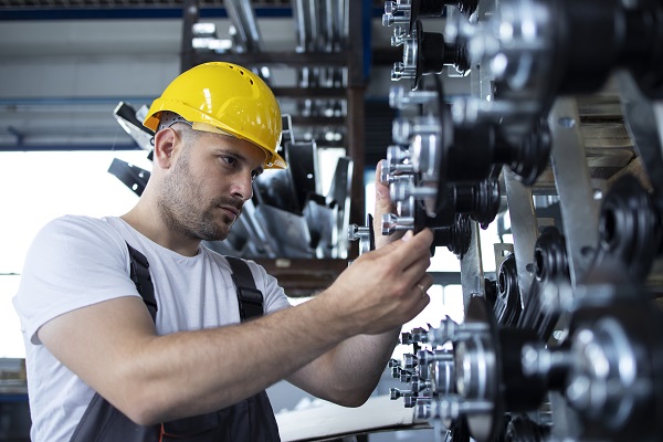 Tecnico si occupa della manutenzione di un macchinario industriale.
