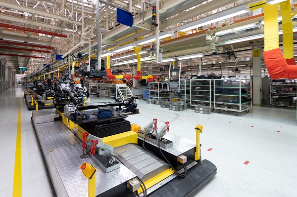 Impianto industriale con macchinari.