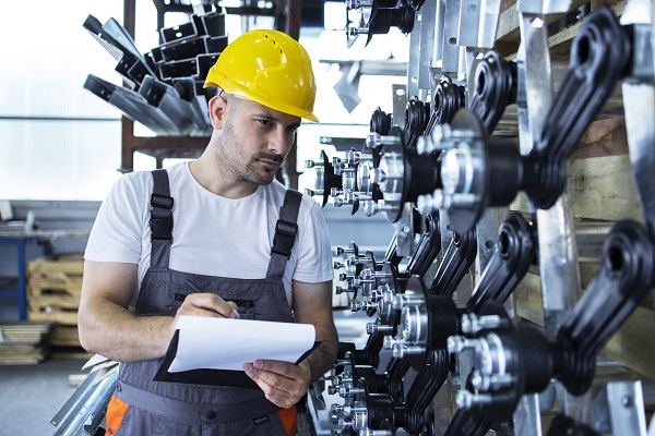 Tecnico si occupa del collaudo tecnico funzionale di un impianto.