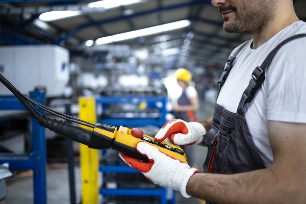 Operaio al lavoro in fabbrica.